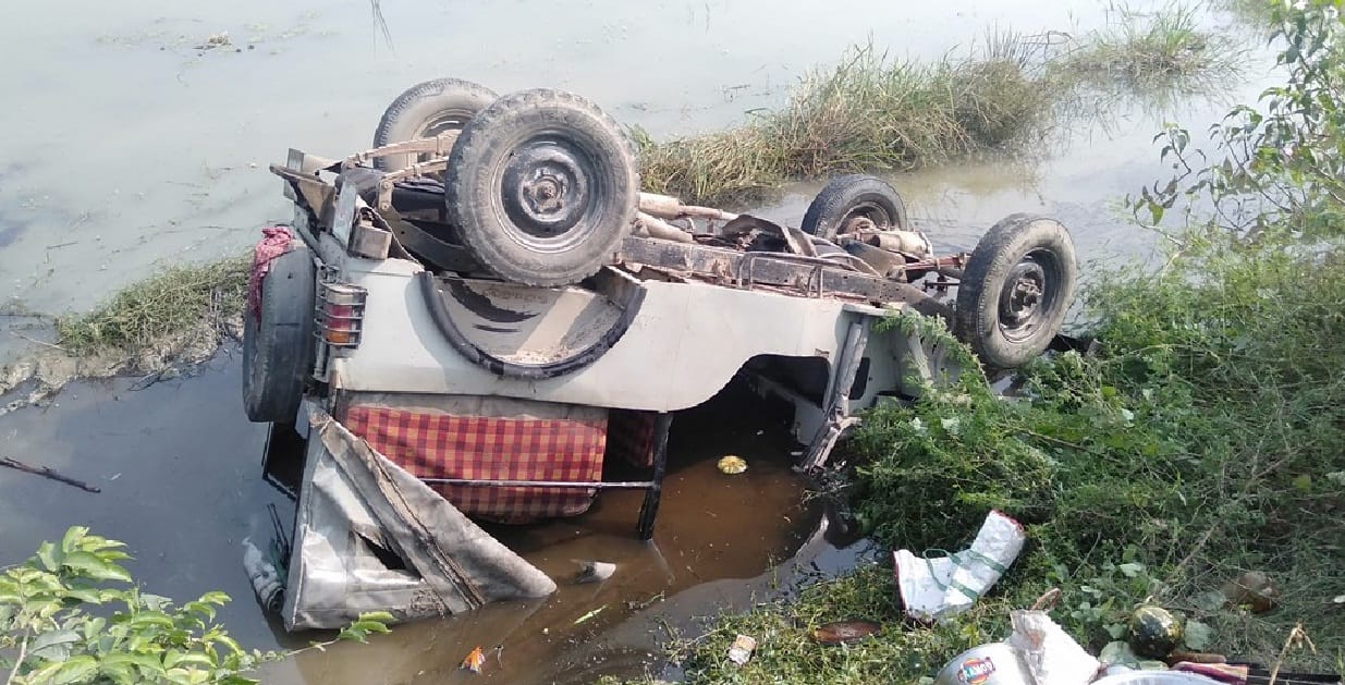 Accident in jaunpur 13 people from same family injured