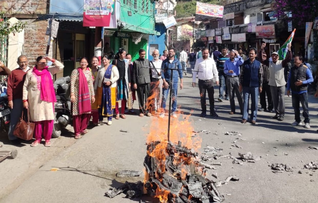 CM's effigy burnt in protest against DDA