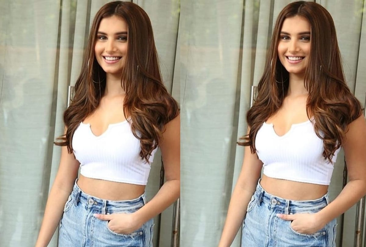tara sutaria in casual jeans white crop top and pink heels in marjaavan film