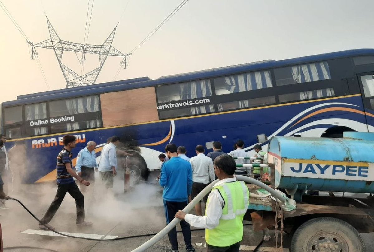 sleeper bus tyre burst and catch fire on Yamuna Expressway