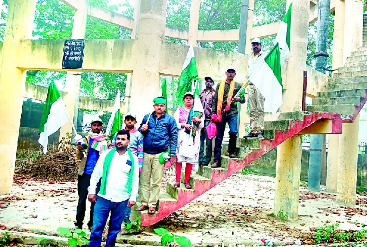 Members of Kisan Union climbed on tanki in Dubagga in Lucknow.