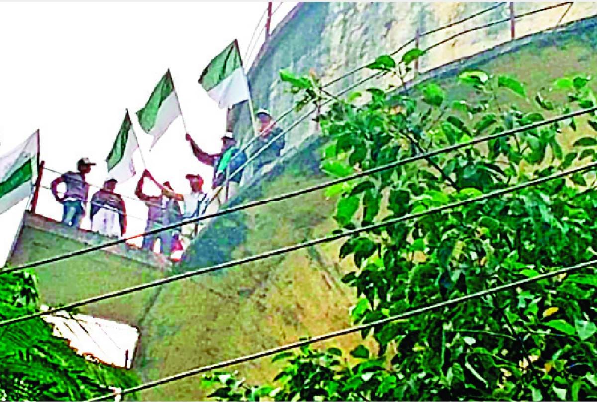 Members of Kisan Union climbed on tanki in Dubagga in Lucknow.