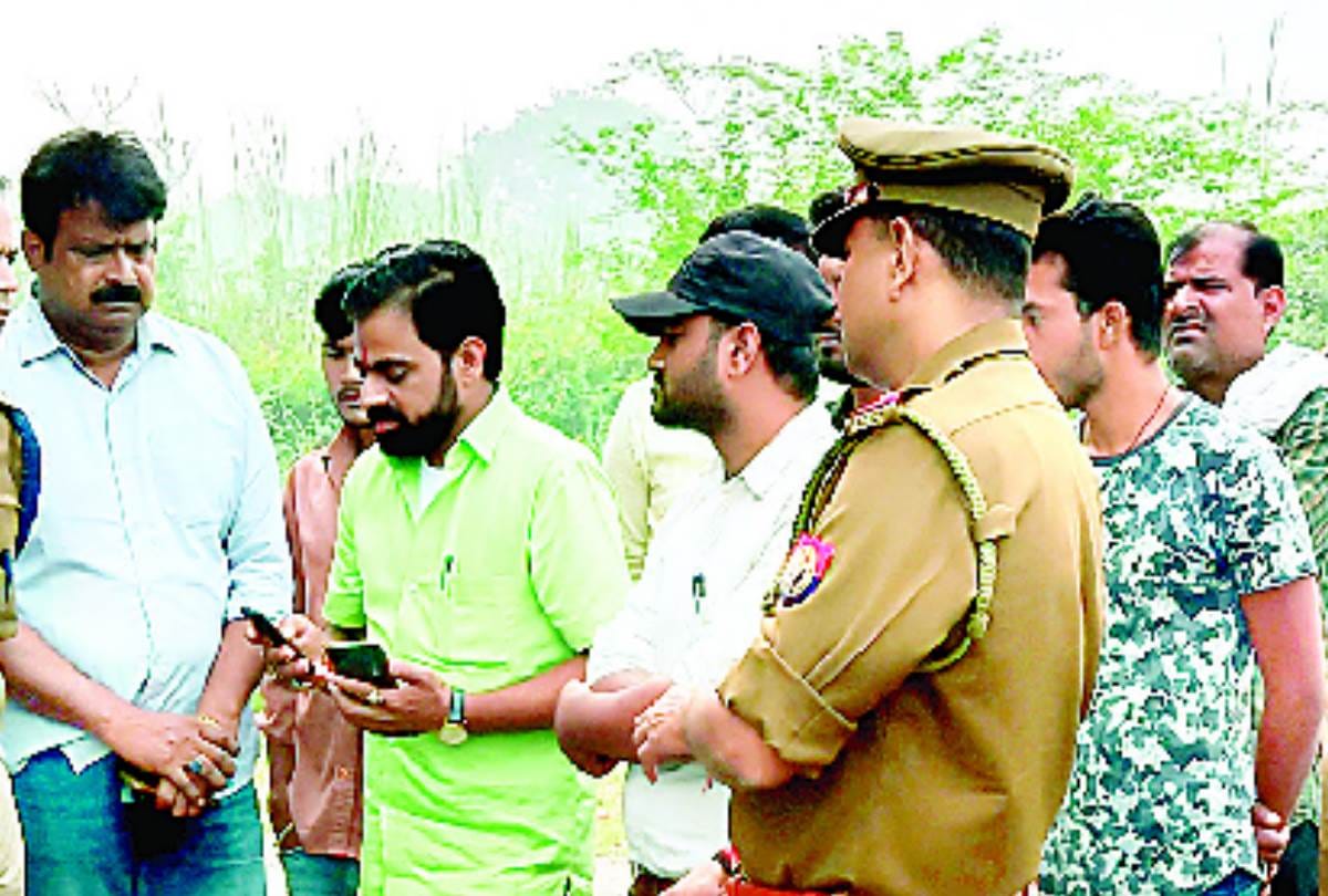 Members of Kisan Union climbed on tanki in Dubagga in Lucknow.