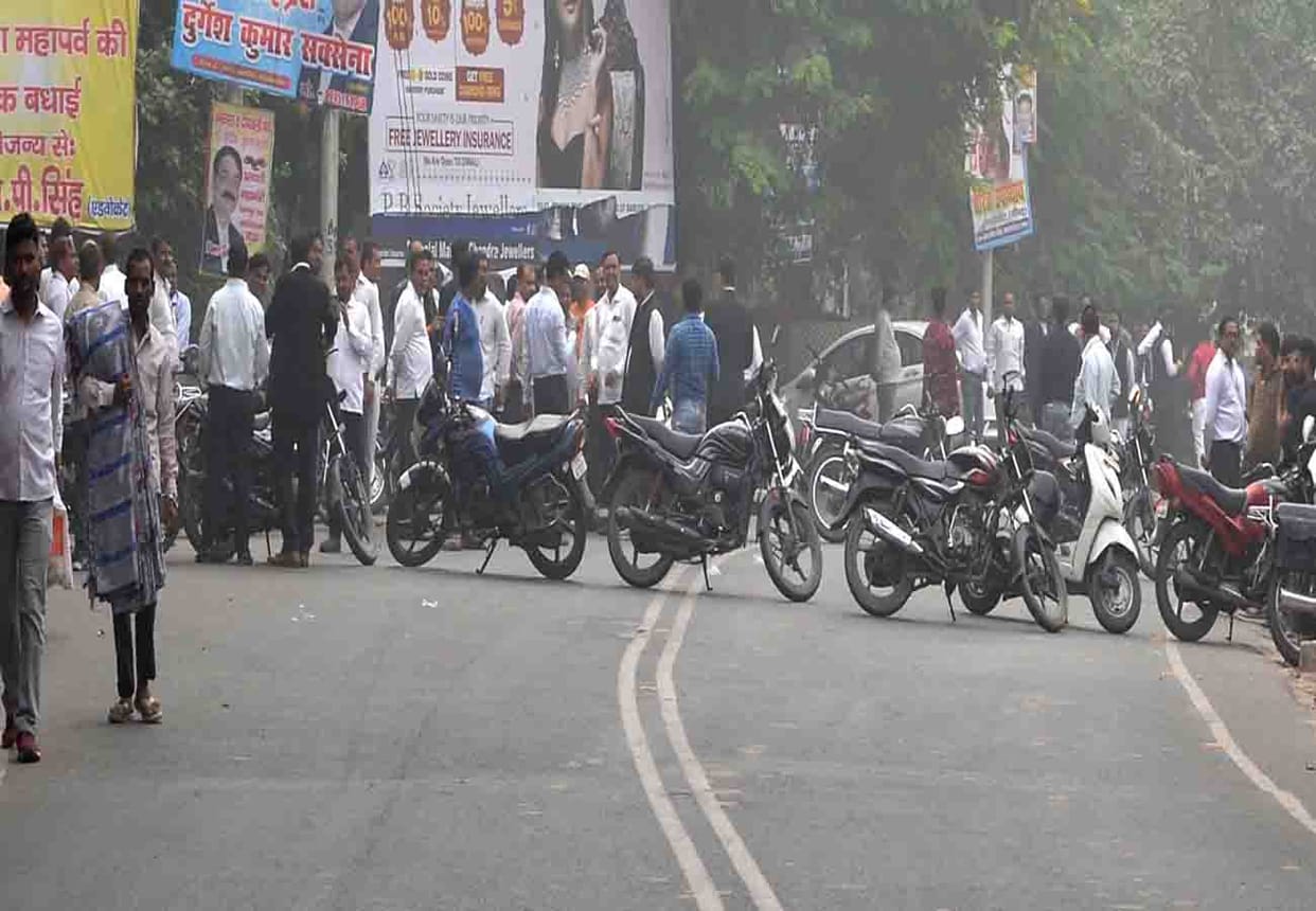 police and lawyers dispute in kanpur, strike continue