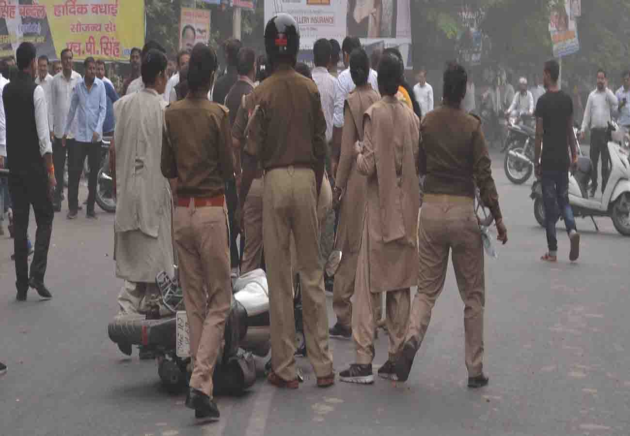 police and lawyers dispute in kanpur, strike continue