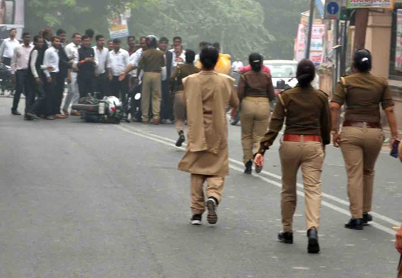 police and lawyers dispute in kanpur, strike continue