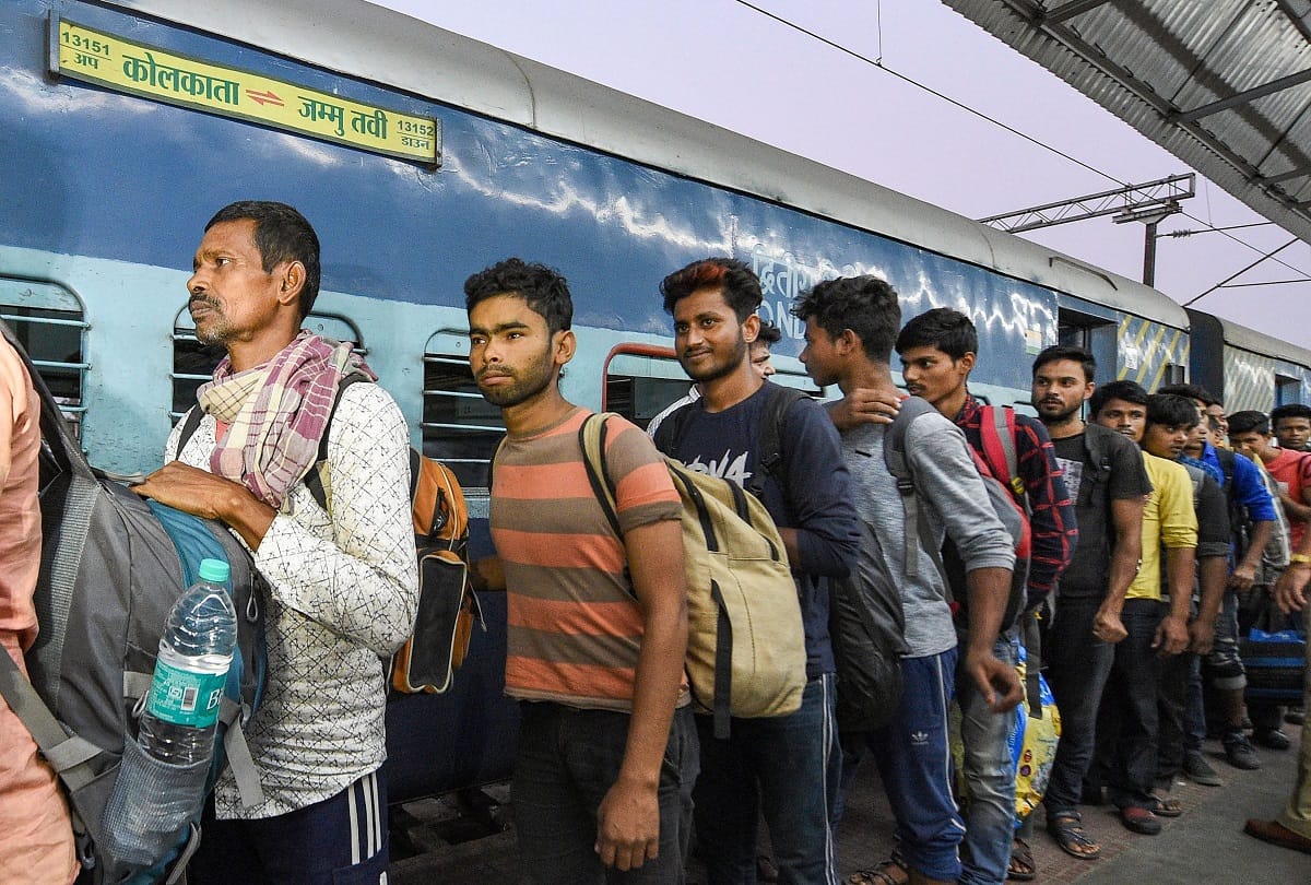 West Bengal 138 labourers return from Jammu Kashmir to kolkata, see photos
