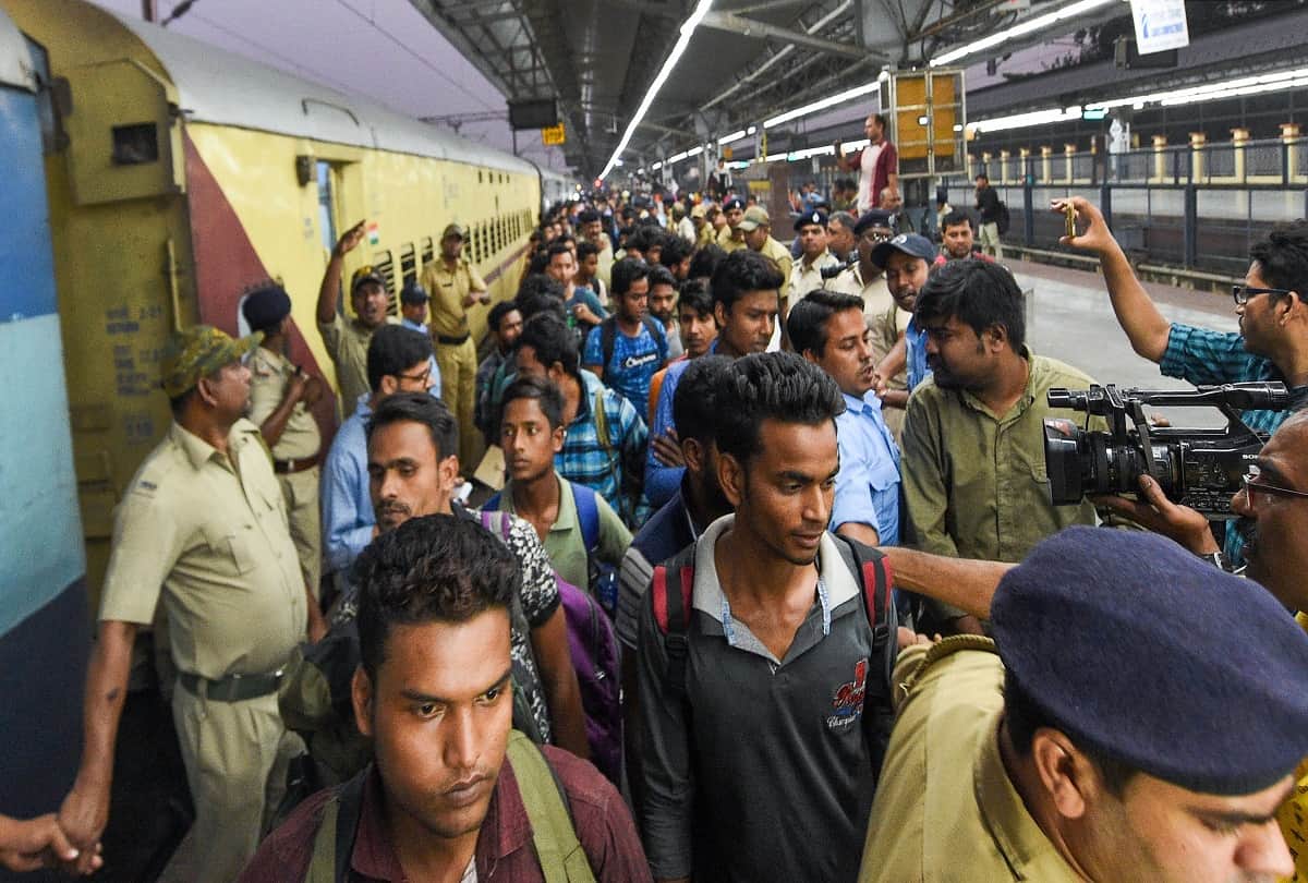 West Bengal 138 labourers return from Jammu Kashmir to kolkata, see photos