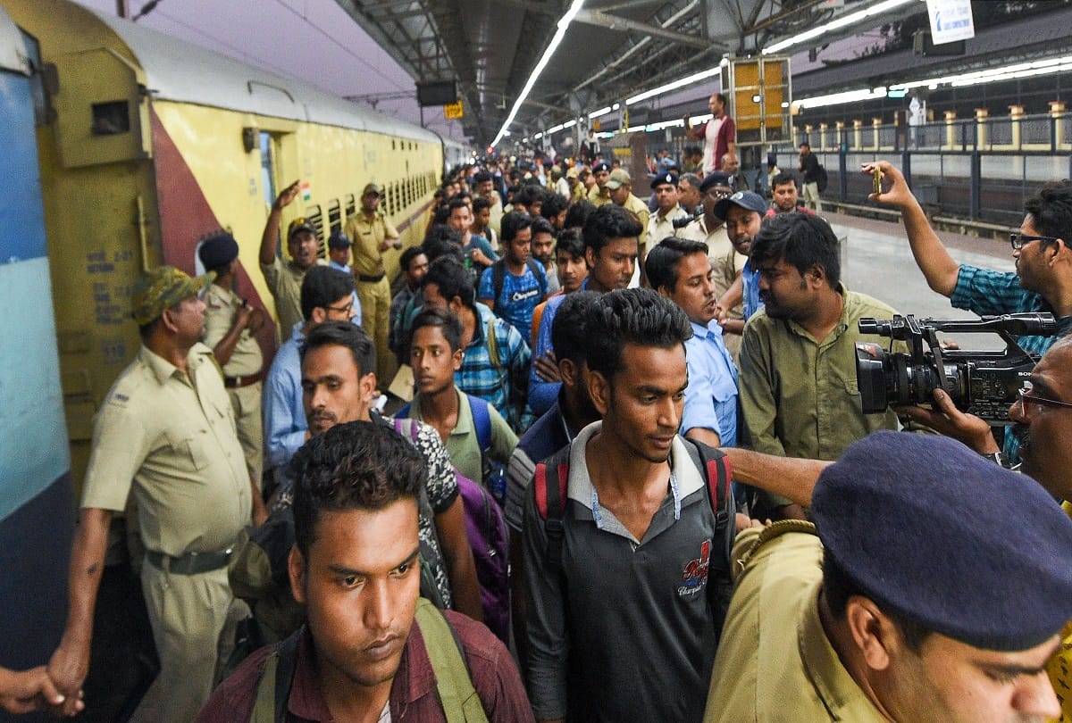 West Bengal 138 labourers return from Jammu Kashmir to kolkata, see photos