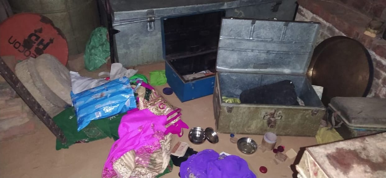 Lakhs stolen from E-rickshaw driver's house