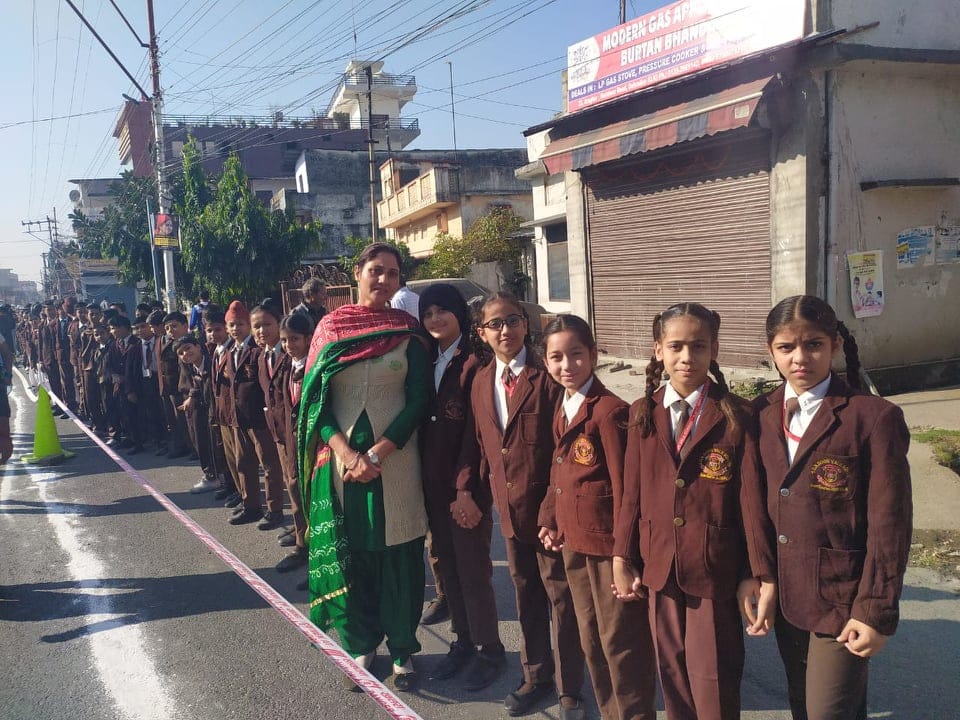 Human chain of 50 Kilometers Against single Use Plastic in dehradun photos