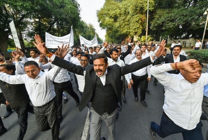 delhi police vs lawyers how tis hazari conflict raise demands of both parties