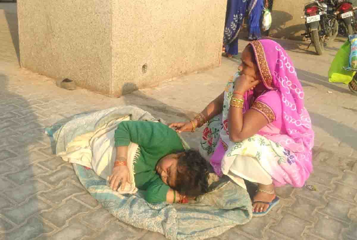 Referred old woman forcibly removed from the stretcher and lay on the ground