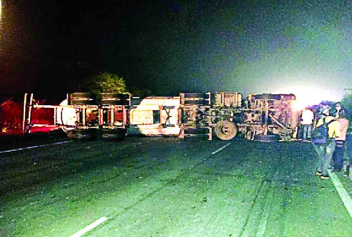 Tanker filled with LPG overturned on Kanpur-Etawah highway
