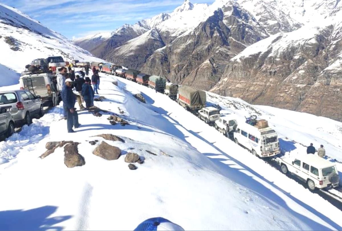 Traffic Through at Rohtang Pass in himachal