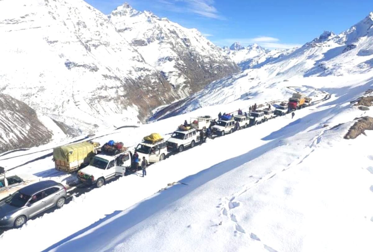 Traffic Through at Rohtang Pass in himachal