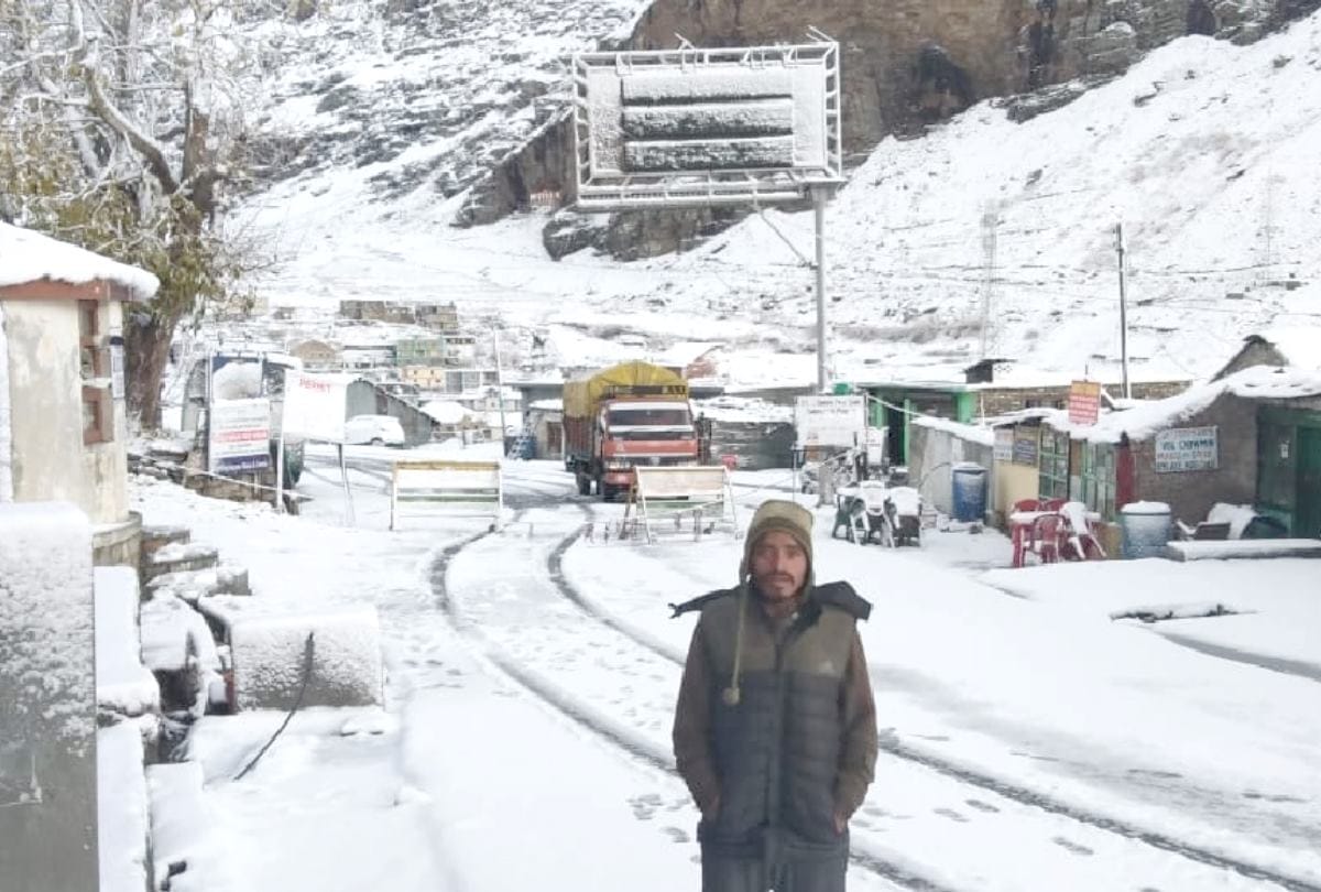 Traffic Through at Rohtang Pass in himachal