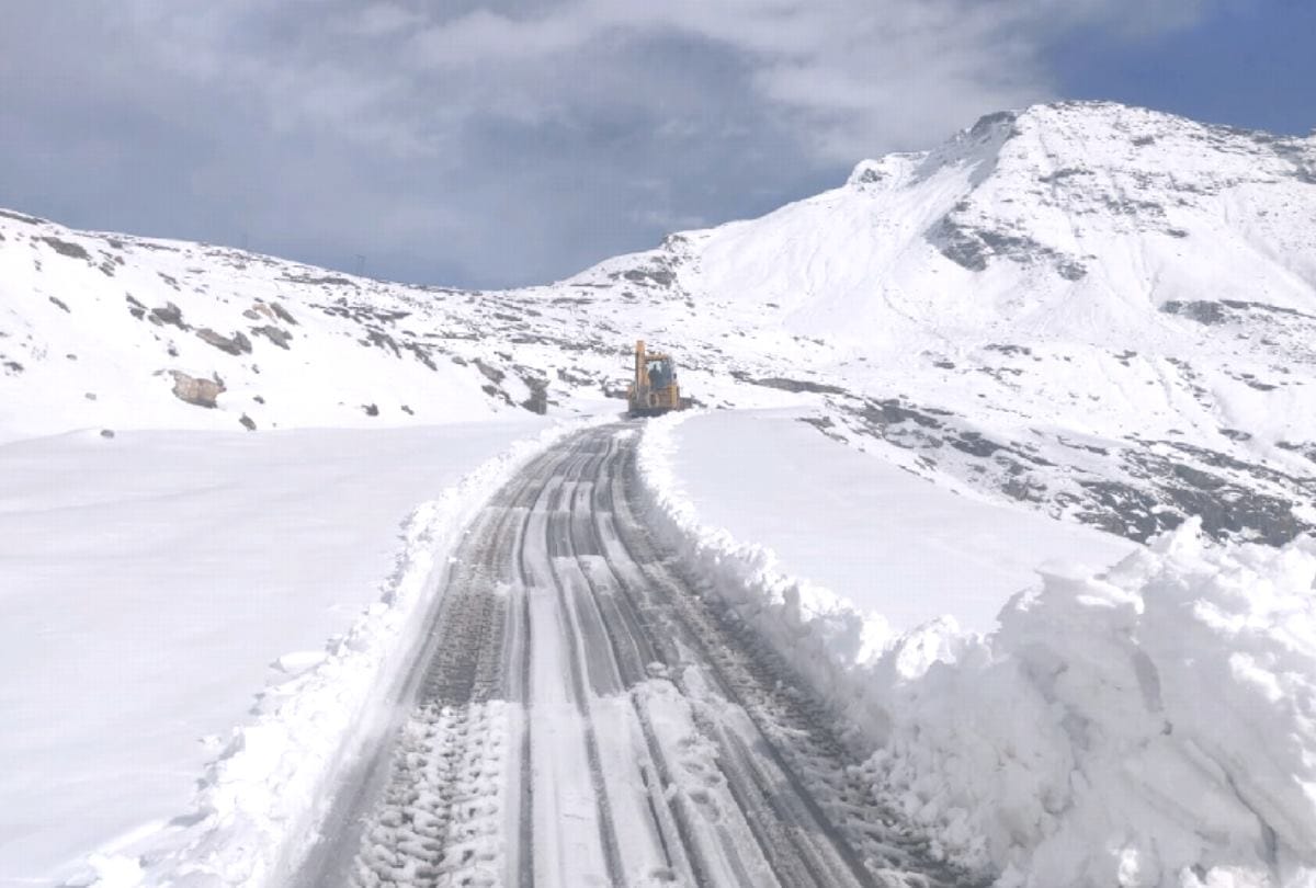 Traffic Through at Rohtang Pass in himachal