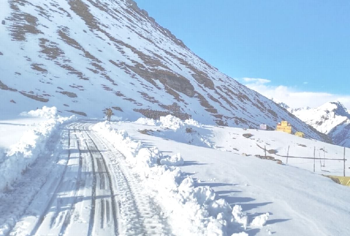 Traffic Through at Rohtang Pass in himachal