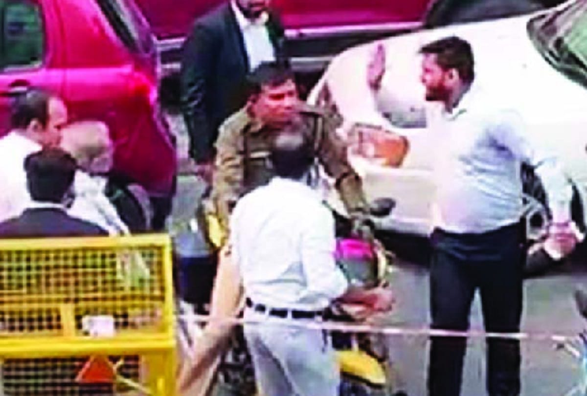Anger of lawyers exploded in Karkardooma-Saket court, video viral