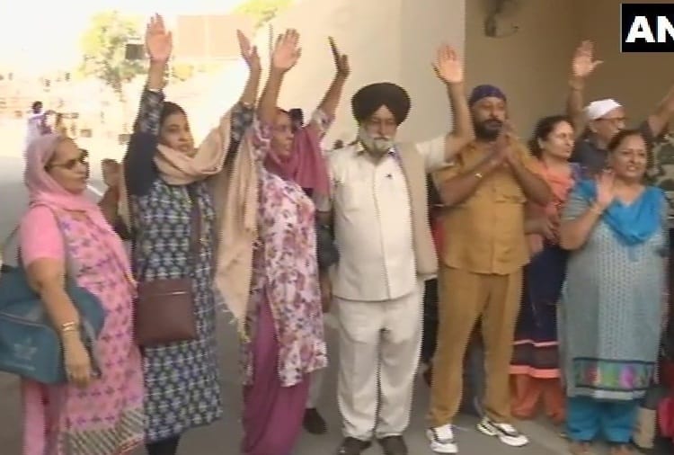 A Jatha of Sikh pilgrims departed for Nankana Sahib Pakistan from Attari-Wagah border