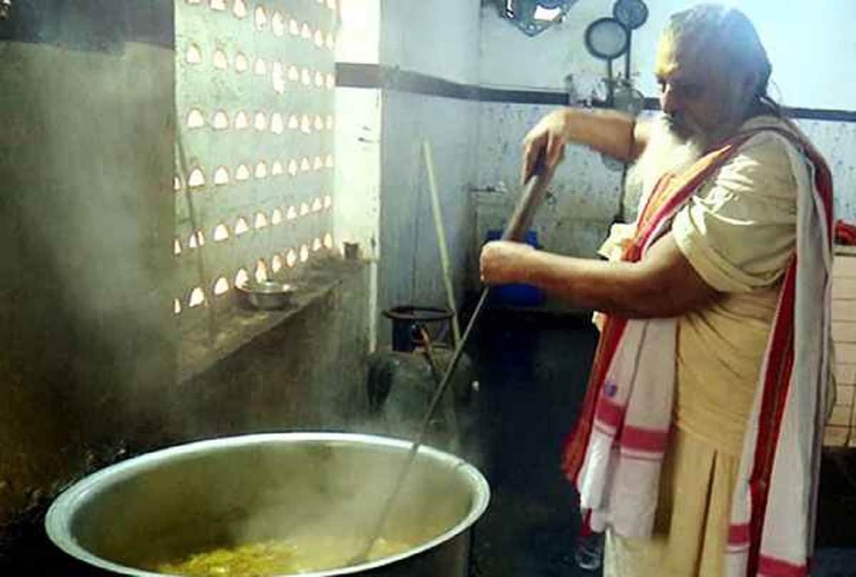 70 year old Sitaram Das Baba provides free food to 500 people daily since last 36 years