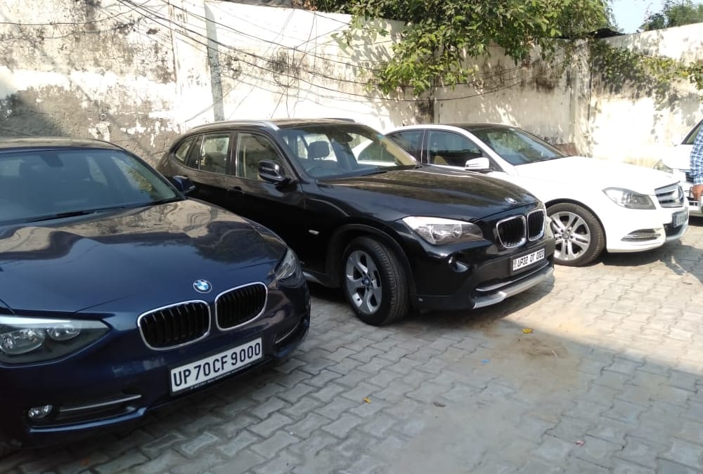 Thieves stolen from car bazar of lucknow.