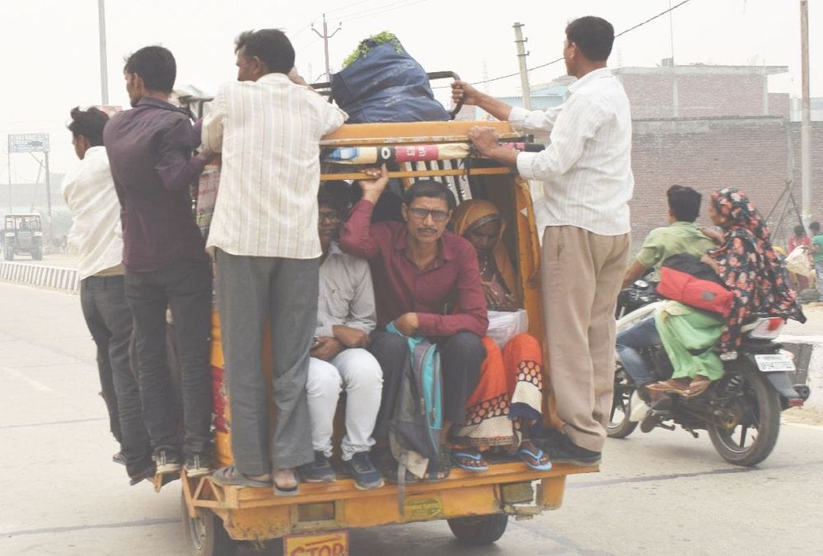 traffic rules violation by policemen in mainpuri