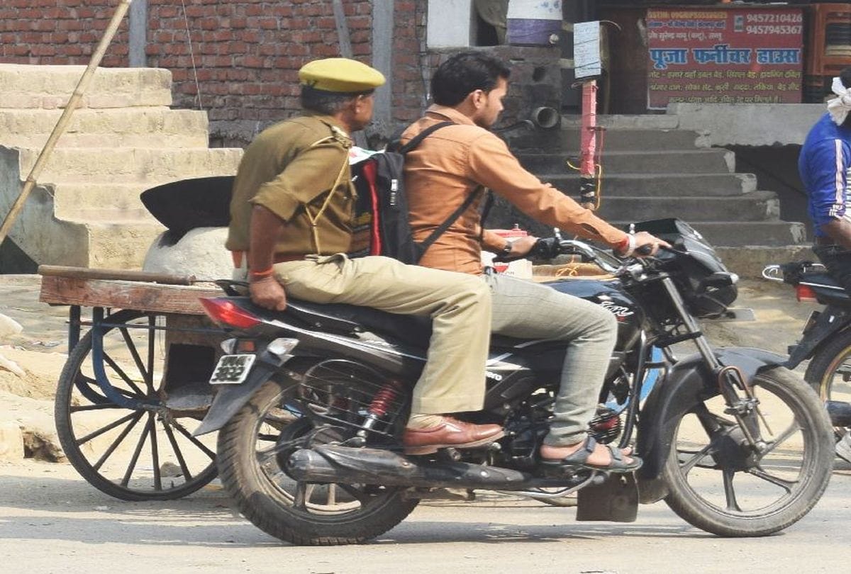 traffic rules violation by policemen in mainpuri