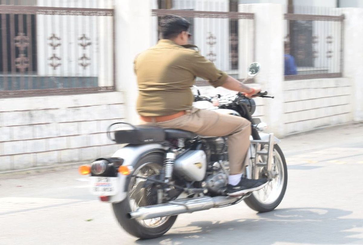 traffic rules violation by policemen in mainpuri