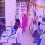 बैंक से रुपयों का बैग ले जाता बच्चा (लाल घेरे में)