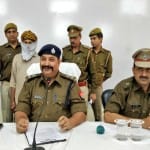 तस्करी की शराब पकड़ने के बाद जानकारी देते पुलिस अधिकारी