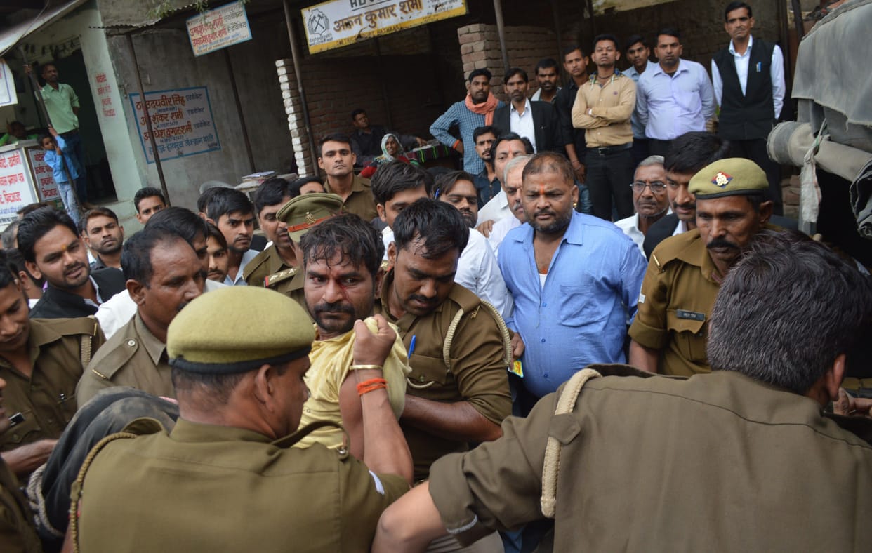 Police team attacked to capture wanted in Hathras, police officer's uniform torn