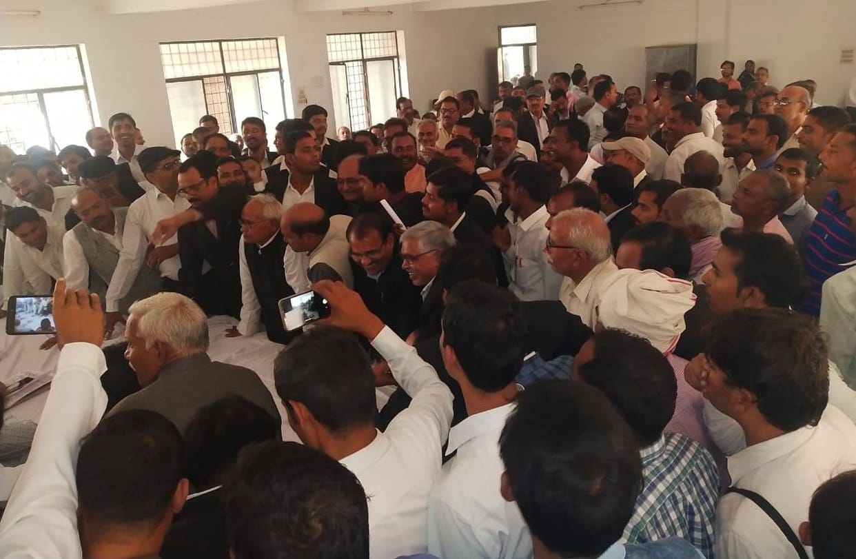 Annoyed by the functioning of SDM, advocates created a ruckus on Tehsil Day