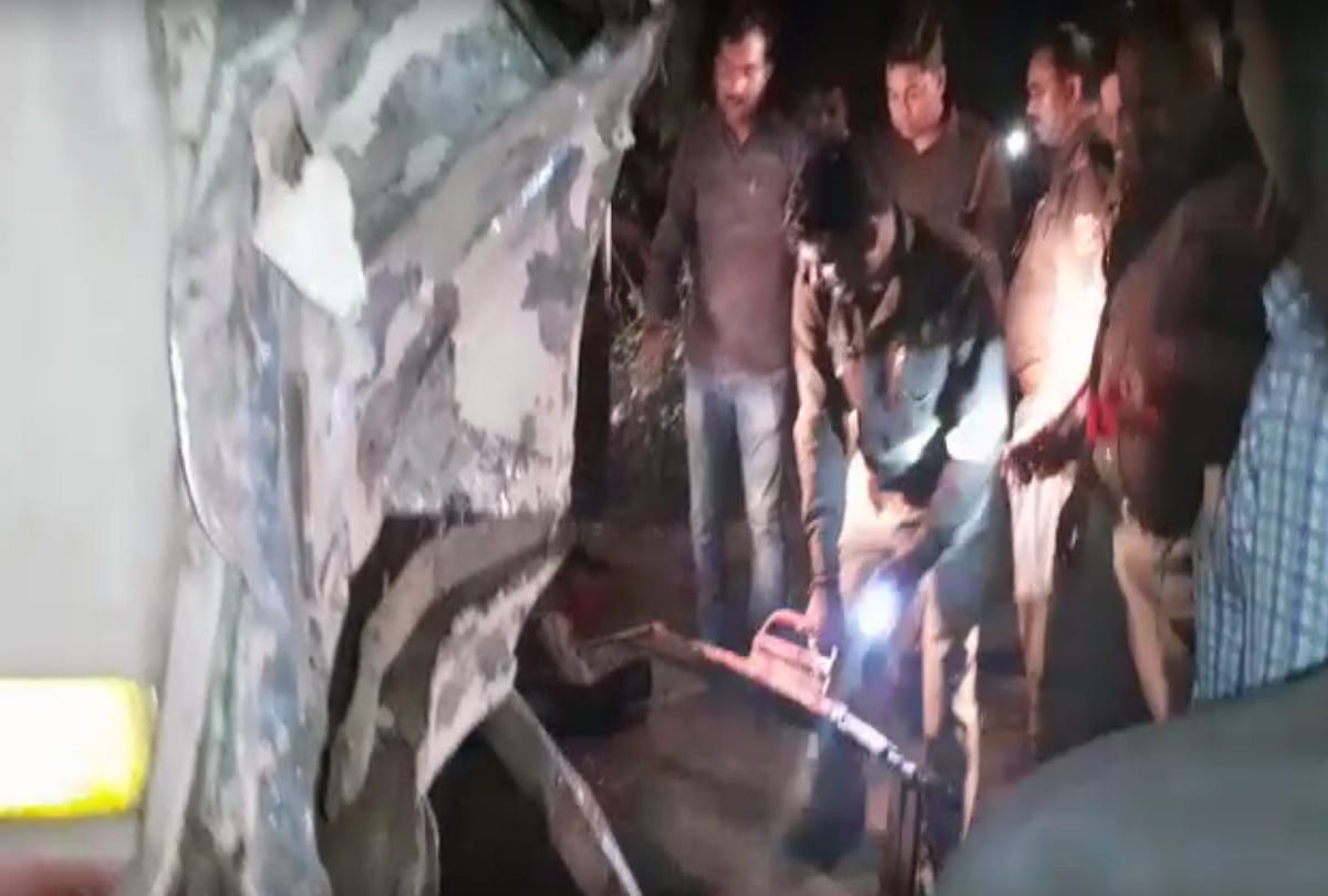car and bus collide two killed a dozen injured in Shahjahanpur