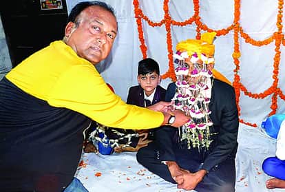 निकाह में माला पहनाकर दूल्हे का स्वागत करते राहित सिंह।