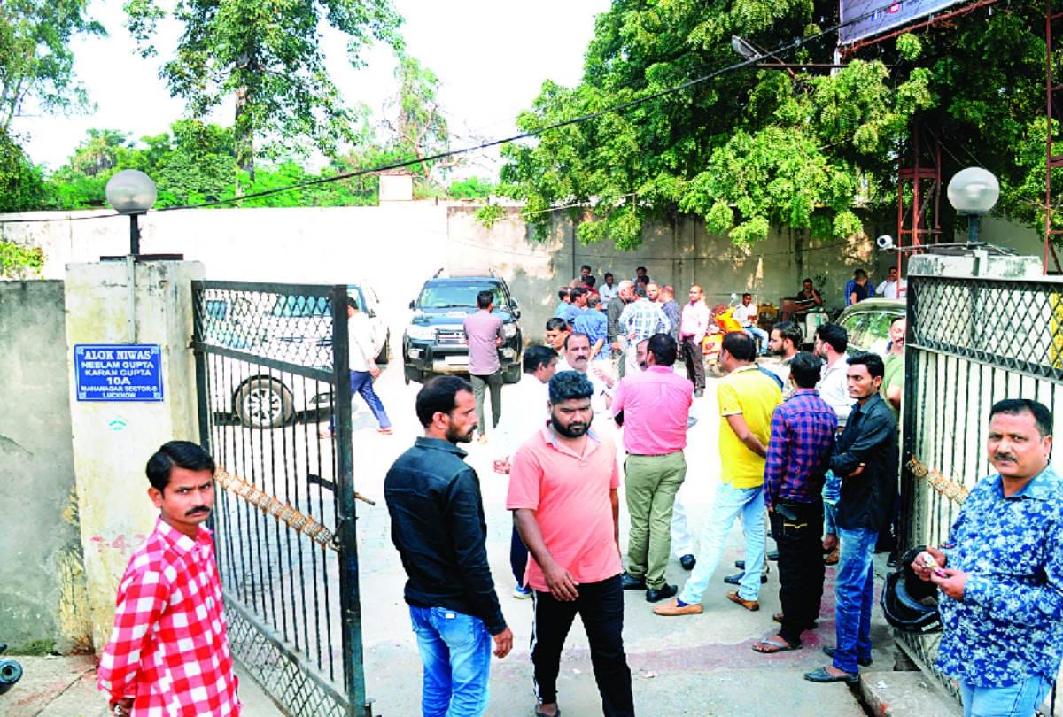 Thieves stolen from car bazar of lucknow.