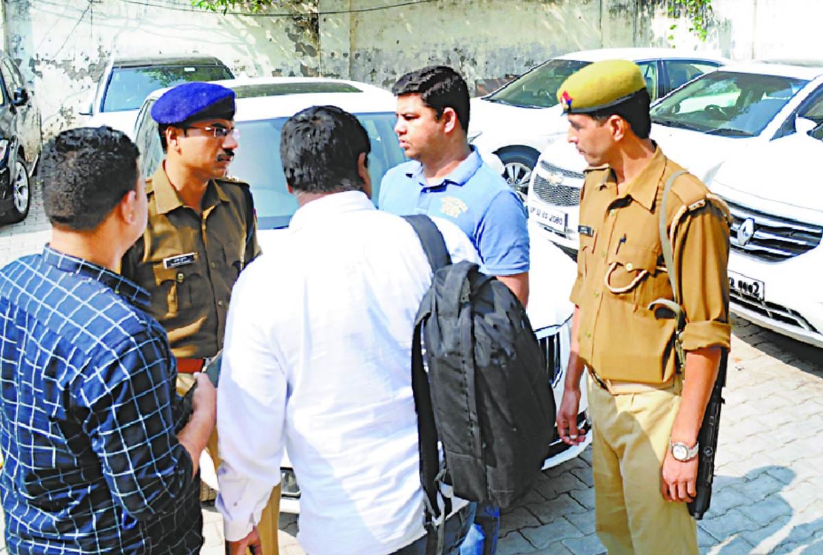 Thieves stolen from car bazar of lucknow.