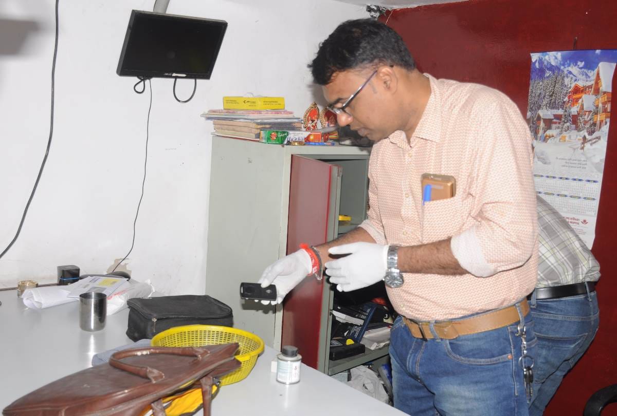 Thieves stolen from car bazar of lucknow.