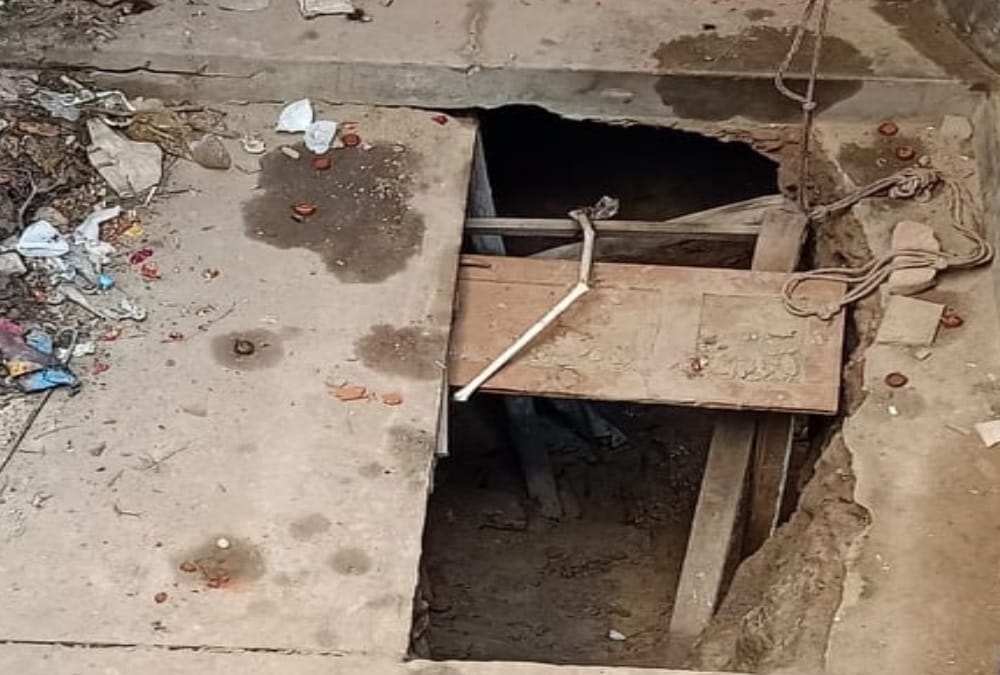Woman Digging her House for Gold and khazana after Tantrik told in haridwar 