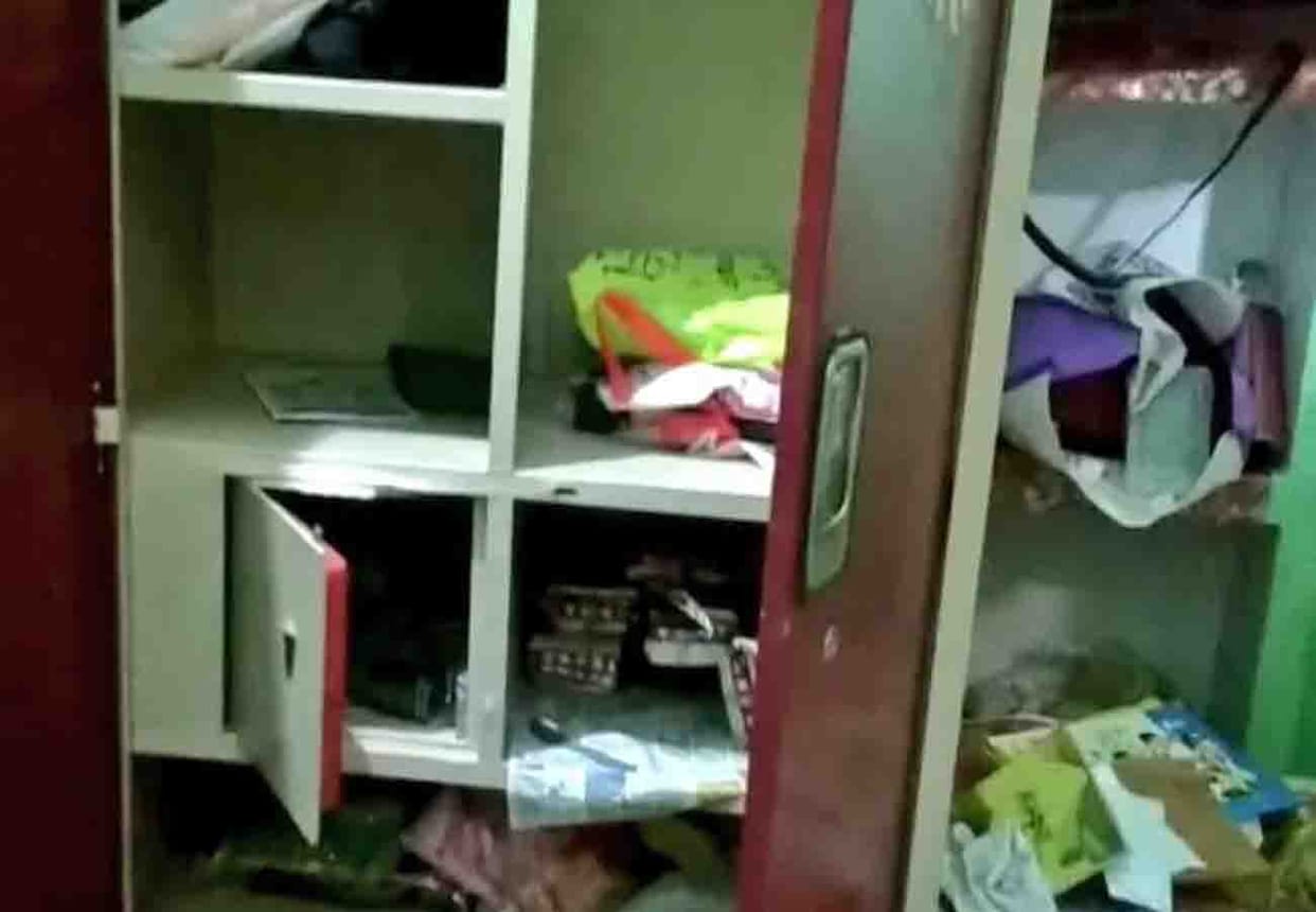 theft in inspector's house in fatehpur