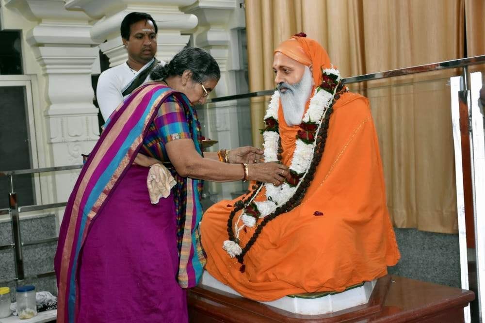 Jashodaben reached Swami Dayanand's ashram
