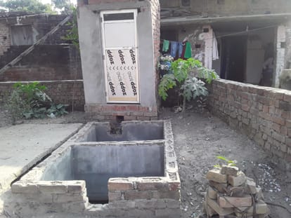 पिपरौली ब्लाक के ग्राम पंचायत बसुधा के दूधनाथ का अर्ध निर्मित शौचालय।