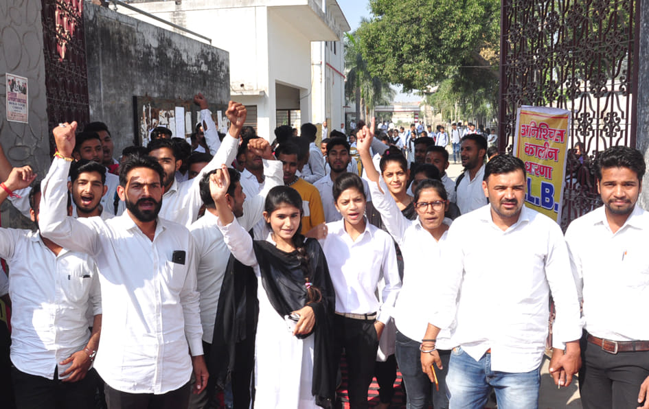 Students protest against cancellation of admission