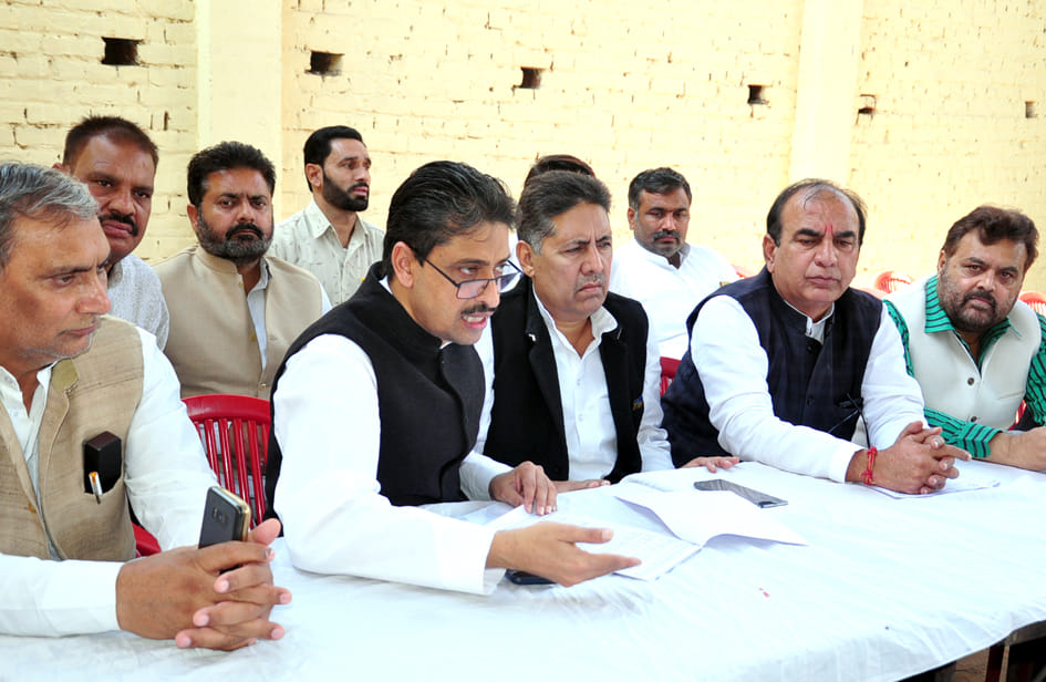 Government benefiting only industrialist friends: Imran