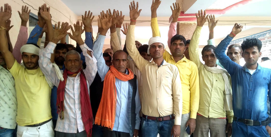 murgee phaarm kee gandagee se tang grraameenon ne kiya pradarshan