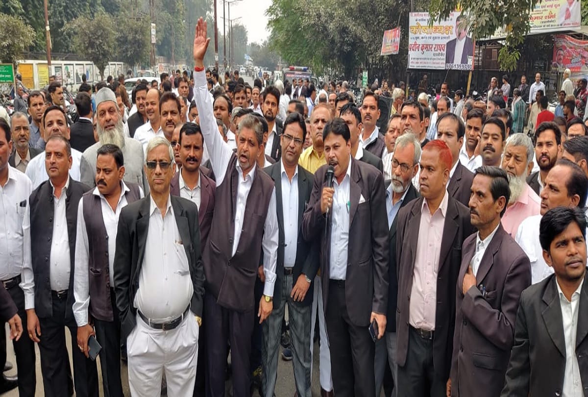 delhi police vs lawyers Advocates protest in civil premises in Aligarh