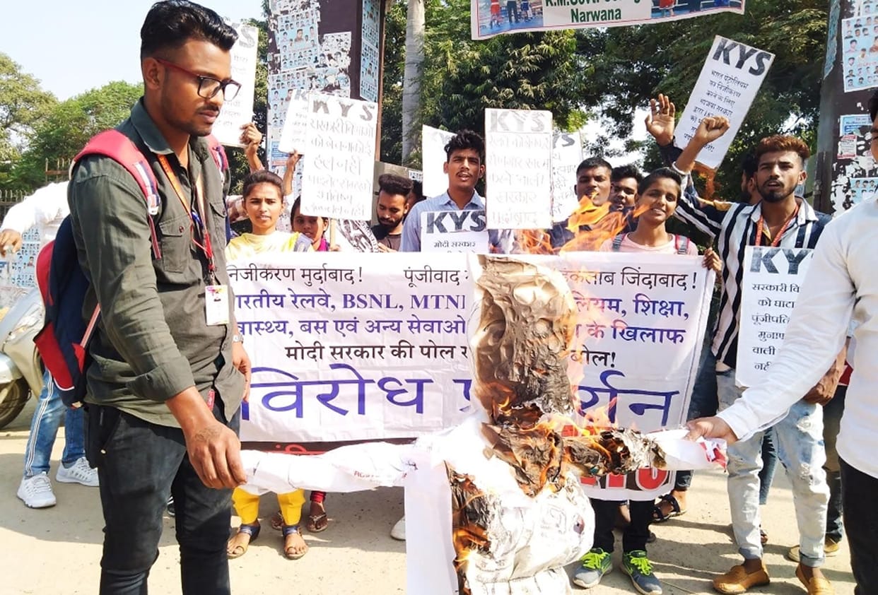 kys burnt effigy of government in protest against privatization