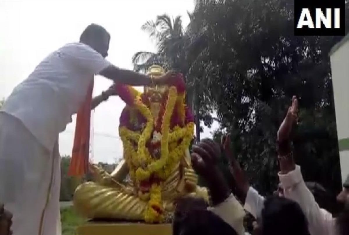 Thanjavur Members of Hindu Makkal Katchi garland the statue of Thiruvalluvar with flowers