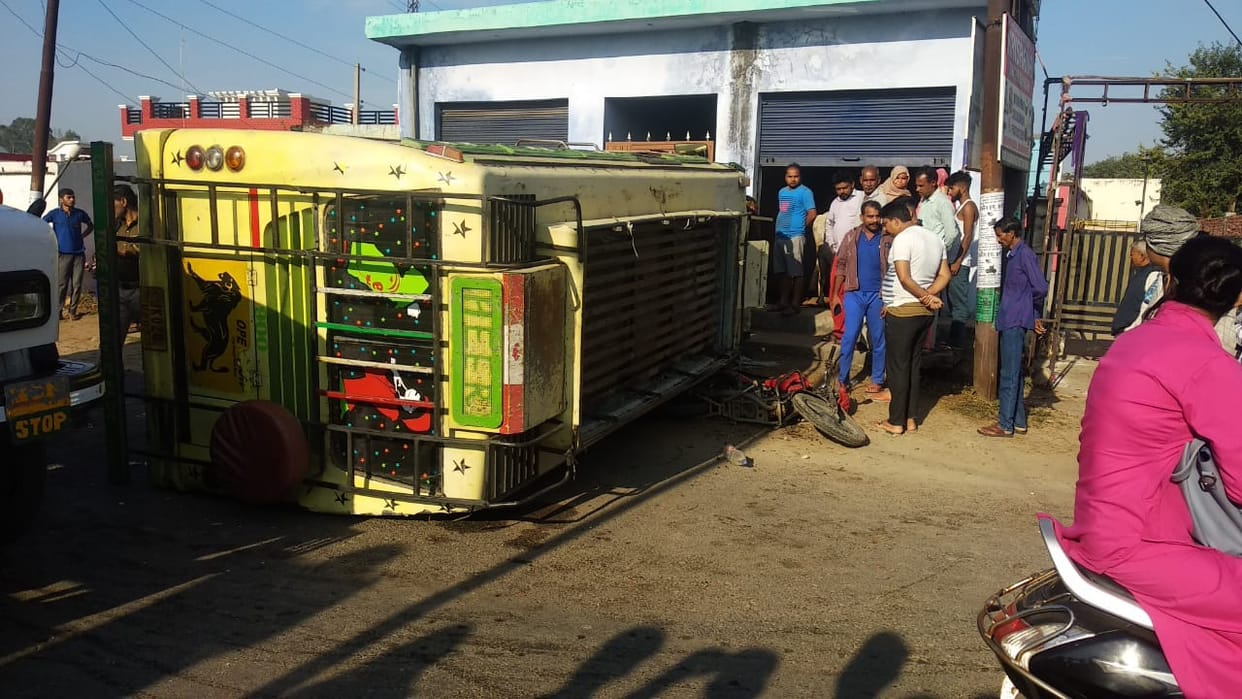 Three injured by mini bus overturn